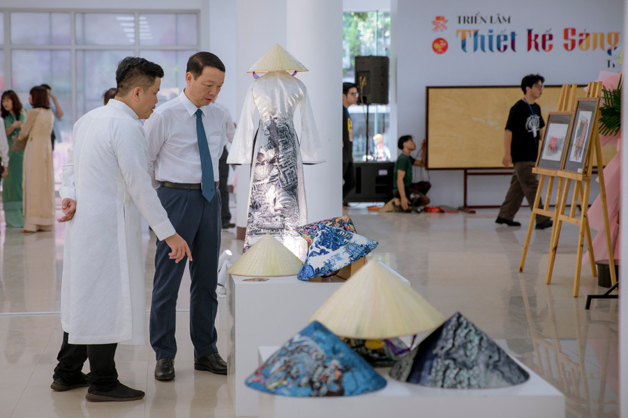 Tham quan sản phẩm nón lá tại không gian triển lãm.