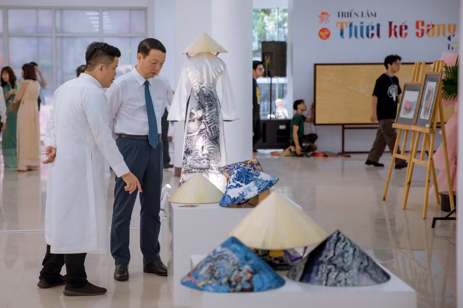 Tham quan sản phẩm nón lá tại không gian triển lãm.