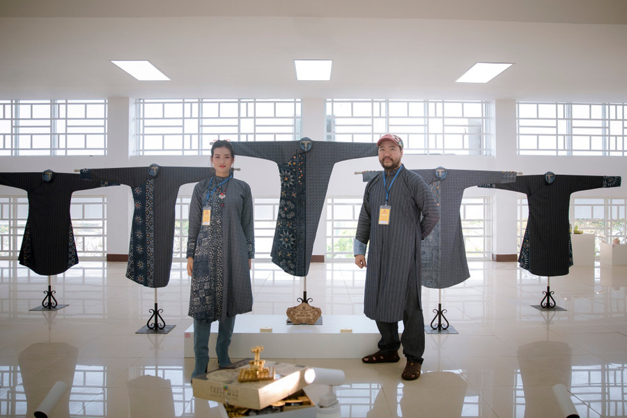 Sản phẩm thiết kế áo dài được trưng bày tại không gian triển lãm.