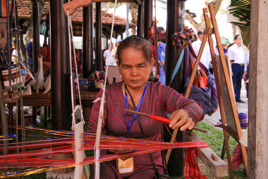 Nghệ nhân đang dệt vải thuộc Làng dệt thổ cẩm Chăm mỹ nghiệp tại không gian trưng bày. Nghệ nhân đang dệt vải thuộc Làng dệt thổ cẩm Chăm mỹ nghiệp tại không gian trưng bày.