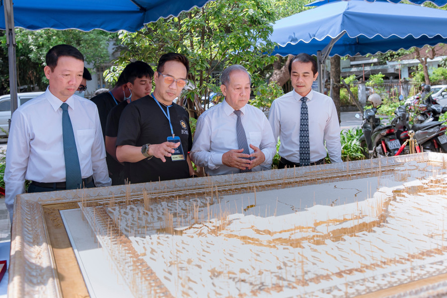 Các đại biểu, khách mời tham quan tác phẩm “Bản đồ Việt Nam” bằng tăm Giang của Kiến trúc sư Hoàng Tuấn Long dựa trên sự kết hợp giữa công nghệ Laser và cây tăm Giang truyền thống Việt Nam.