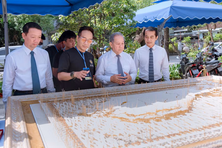 Các đại biểu, khách mời tham quan tác phẩm “Bản đồ Việt Nam” bằng tăm Giang của Kiến trúc sư Hoàng Tuấn Long dựa trên sự kết hợp giữa công nghệ Laser và cây tăm Giang truyền thống Việt Nam.