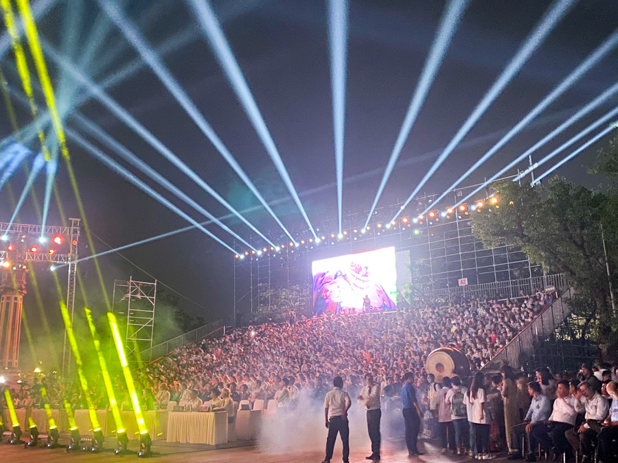Hàng nghìn khán giả tham gia tại lễ khai mạc Festival nghề truyền thống Huế 2023 vào tối ngày 28/4. Hàng nghìn khán giả tham gia tại lễ khai mạc Festival nghề truyền thống Huế 2023 vào tối ngày 28/4.