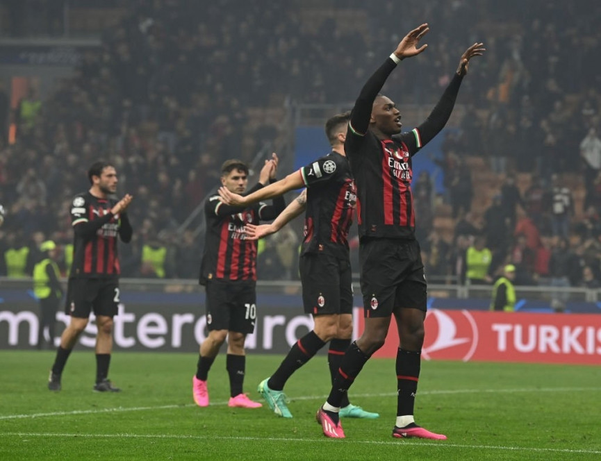 Cầu thủ AC Milan chia vui với khán giả sau khi đánh bại Napoli 1-0. Cầu thủ AC Milan chia vui với khán giả sau khi đánh bại Napoli 1-0.