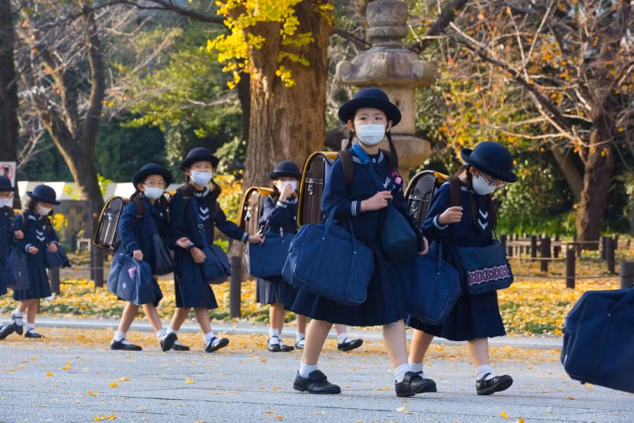 Học sinh Nhật Bản phải để tóc đen tự nhiên và mặc đồng phục khi đến trường.