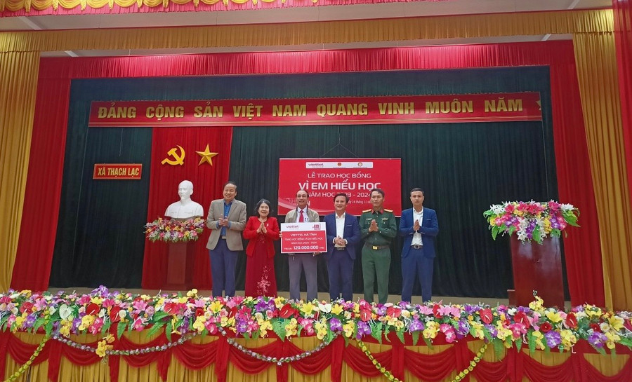 Đại diện Viettel Hà Tĩnh trao biểu trưng học bổng năm học 2023-2024 Đại diện Viettel Hà Tĩnh trao biểu trưng học bổng năm học 2023-2024