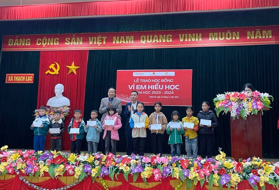 Đại diện Viettel Hà Tĩnh trao học bổng "Vì em hiếu học" cho các em học sinh.
