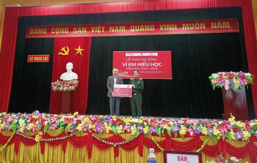 Đại diện Viettel Hà Tĩnh trao biểu trưng học bổng năm học 2023-2024 Đại diện Viettel Hà Tĩnh trao biểu trưng học bổng năm học 2023-2024