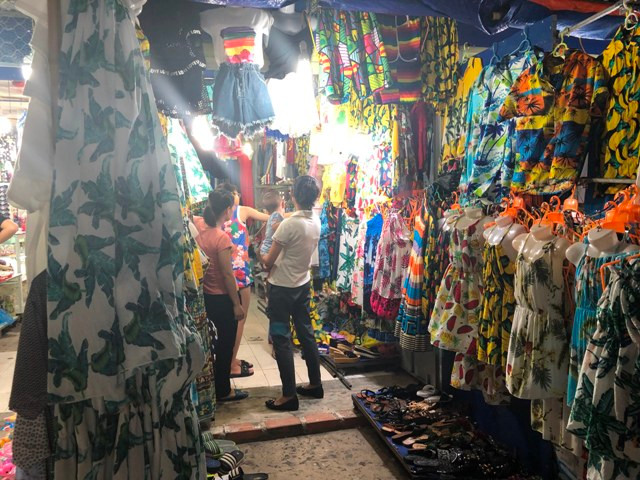 Khách mua bán tại chợ đêm