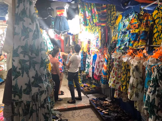 Khách mua bán tại chợ đêm