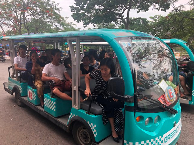 Sử dụng xe điện tham quan đảo