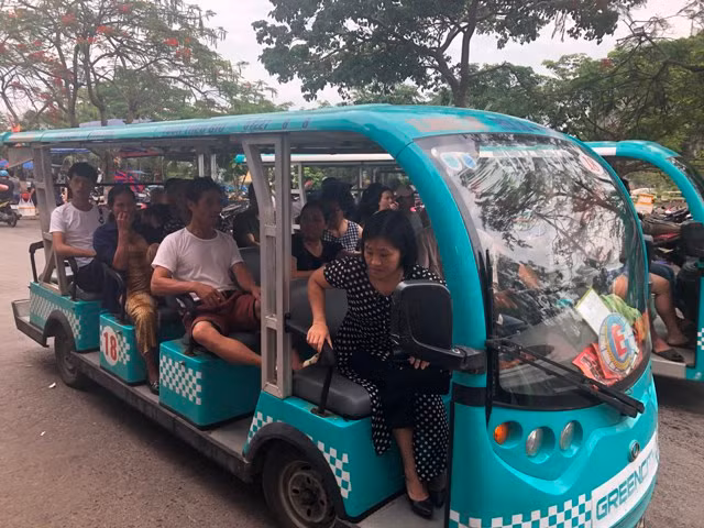 Sử dụng xe điện tham quan đảo