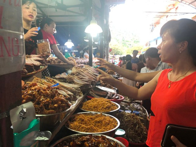 Hải sản khô bày bán trong chợ