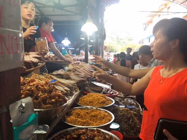 Hải sản khô bày bán trong chợ
