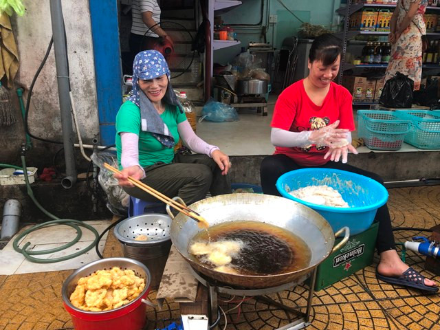 Ngoài đặc sản nước mắm, chả mực Cát Bà được du khách mua nhiều về làm quà biếu