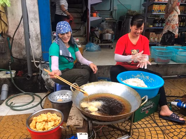 Ngoài đặc sản nước mắm, chả mực Cát Bà được du khách mua nhiều về làm quà biếu