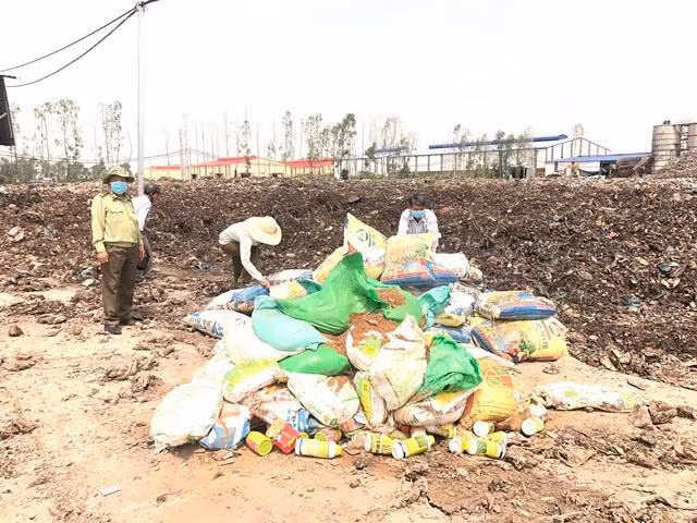 Tiêu hủy hàng giả, hàng kém chất lượng, hàng hóa nhập lậu, không rõ nguồn gốc xuất xứ. Ảnh minh hoạ: Nhật Nam.