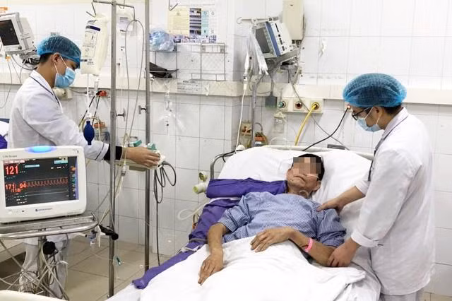 Bệnh nhân được theo dõi chăm sóc sau phẫu thuật. Ảnh: BV.