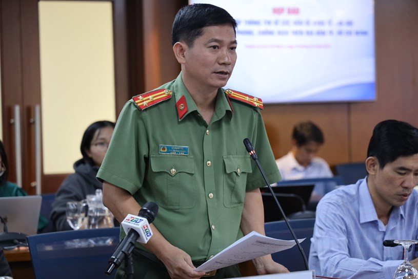 Thượng tá Lê Mạnh Hà đưa ra kế hoạch đấu tranh với tội phạm dịp cuối năm. Ảnh: Huyền Mai.