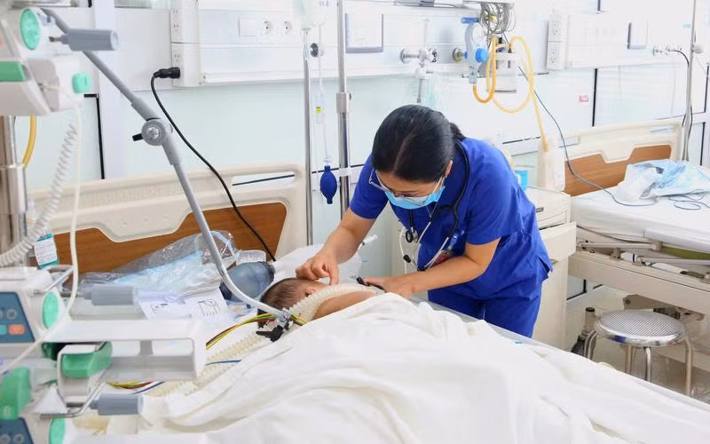 Bệnh nhi hiện được chăm sóc, điều trị tại Bệnh viện Sản Nhi tỉnh Phú Thọ. Ảnh: BV.