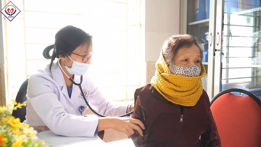 Bệnh nhân cao tuổi đến khám và nhập viện gia tăng những ngày gần đây. Ảnh: BV.