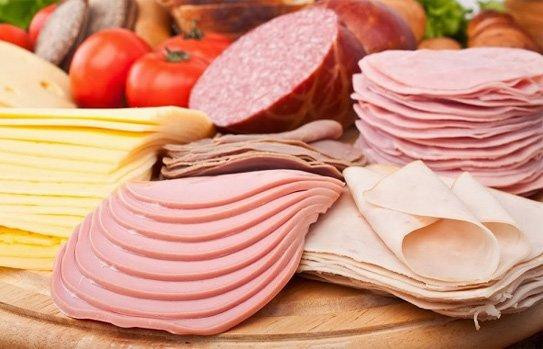 Tránh các thực phẩm chế biến sẵn như thịt xông khói, xúc xích, thịt đông lạnh, đồ đóng hộp. Ảnh minh họa.