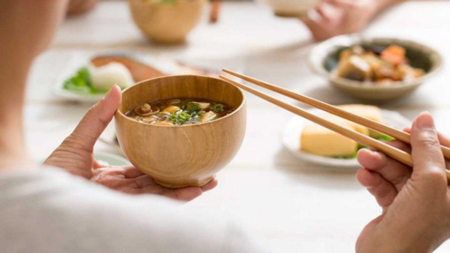 Nên chia nhỏ bữa ăn trong ngày thành nhiều bữa, ăn chậm, nhai kỹ. Ảnh minh họa.