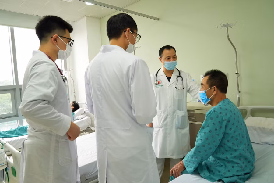 ThS BSCK2 Lê Duy Thành, Khoa Nội Tim mạch thăm, khám cho bệnh nhân H.V.M. Ảnh: Quốc Bảo.