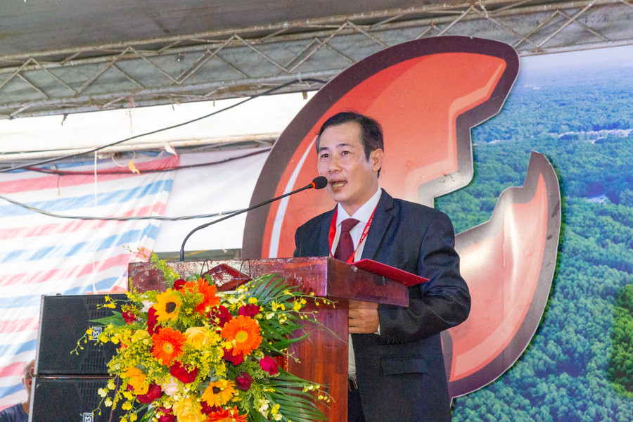 Ông Dương Duy Lâm Viên, Tổng thư ký Trung ương Hội Kỷ lục gia Việt Nam, Viện trưởng Viện Kỷ lục Việt Nam công bố quyết định xác lập kỷ lục Việt Nam. Ảnh: Vietkings.