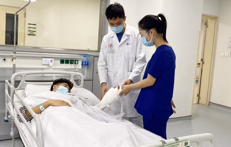 Bác sĩ khám sau phẫu thuật cho bệnh nhân. Ảnh: BV.