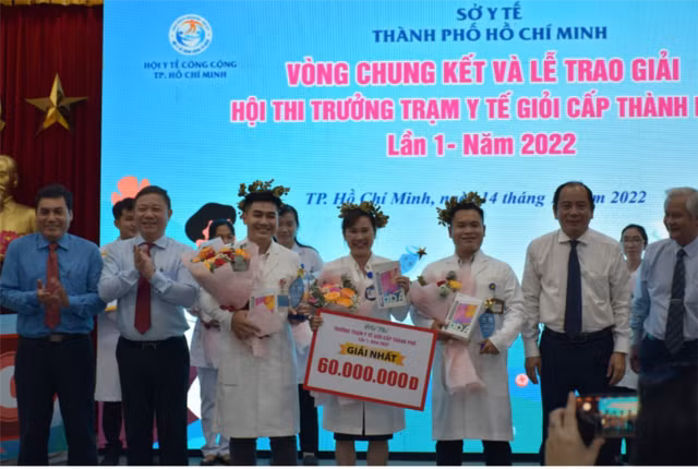 3 bác sĩ trẻ thuộc trung tâm y tế quận Tân Phú, Quận 6, Quận 10 xuất sắc giành Giải Nhất "Trưởng trạm y tế giỏi cấp Thành phố, năm 2022".