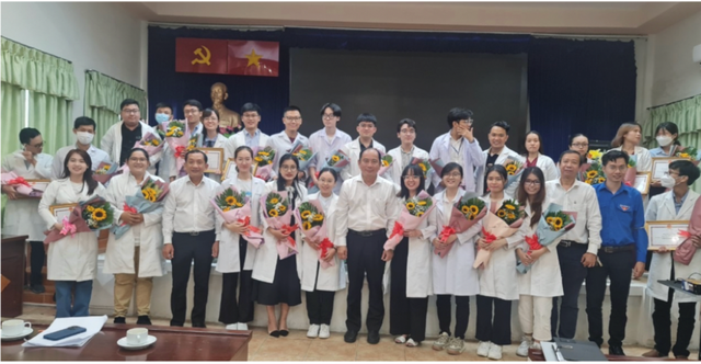 Các bác sĩ trẻ đã tự tin trong buổi sơ kết 6 tháng triển khai &quot;Chương trình đào tạo thực hành tại bệnh viện gắn liền với Trạm y tế dành cho các bác sĩ mới tốt nghiệp&quot;.