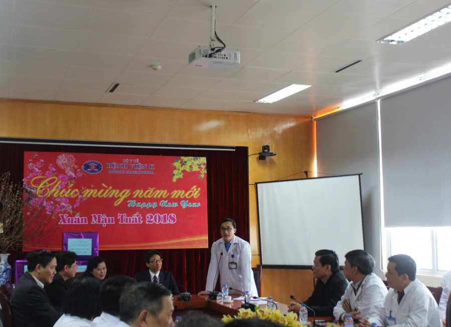 Phó Thủ tướng Vũ Đức Đam chúc Tết cán bộ, bác sĩ Bệnh viện