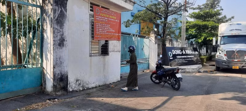 Một lao động xem thông tin tuyển dụng tại công ty nằm trong KCN Bình Đường, tỉnh Bình Dương.