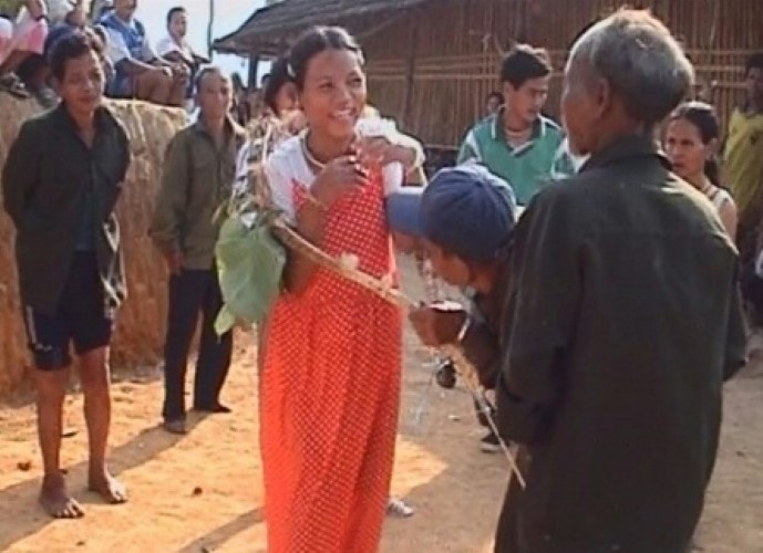 Phụ nữ mang thai luôn được ưu tiên chui qua vòng cột trâu trước, để cầu điều lành sinh nở mẹ tròn con vuông.