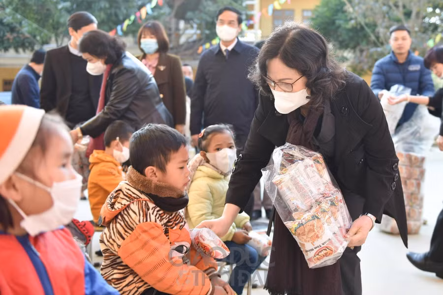 Thứ trưởng Ngô Thị Minh tặng quà học sinh nghèo Sơn La.