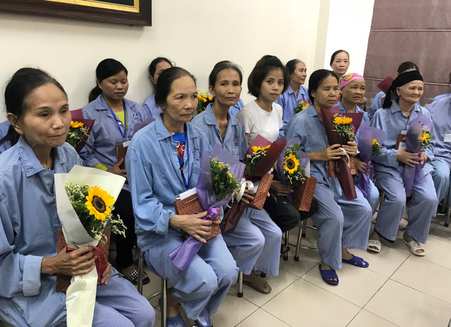 Nữ bệnh nhân ung thư nhận quà nhân ngày 8/3 Nữ bệnh nhân ung thư nhận quà nhân ngày 8/3