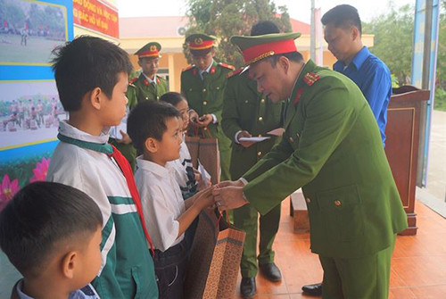 Trao quà tặng cho trẻ em, học sinh có hoàn cảnh khó khăn.