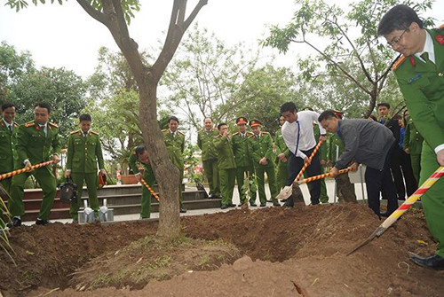 Các đại biểu tham gia trồng cây lưu niệm, hưởng ứng Tết trồng cây.