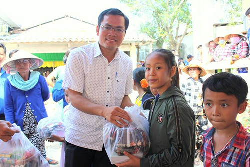 Trao quà cho các em học sinh có hoàn cảnh khó khăn