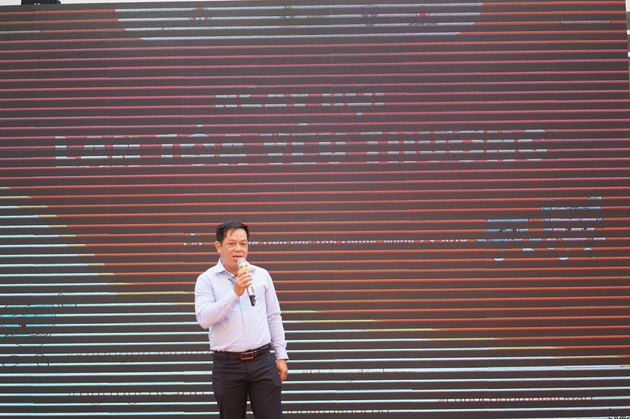 Ông Tuấn Lê, Hiệu trưởng trường Tiểu học Tân Thông chia sẻ tại Ngày hội