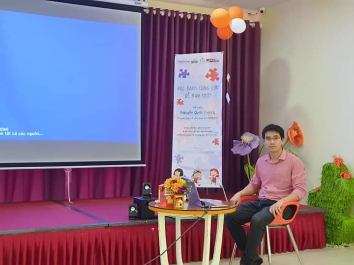 Diễn giả Nguyễn Quốc Vương tại buổi tọa đàm. Diễn giả Nguyễn Quốc Vương tại buổi tọa đàm.