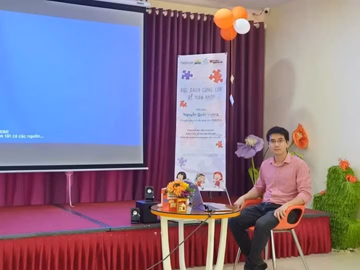 Diễn giả Nguyễn Quốc Vương tại buổi tọa đàm.