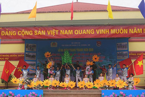 Tiết mục văn nghệ chào mừng Lễ ra quân.