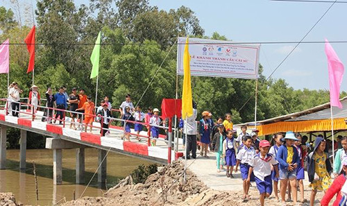 Các em học sinh hân hoan đi học trên con đường mới