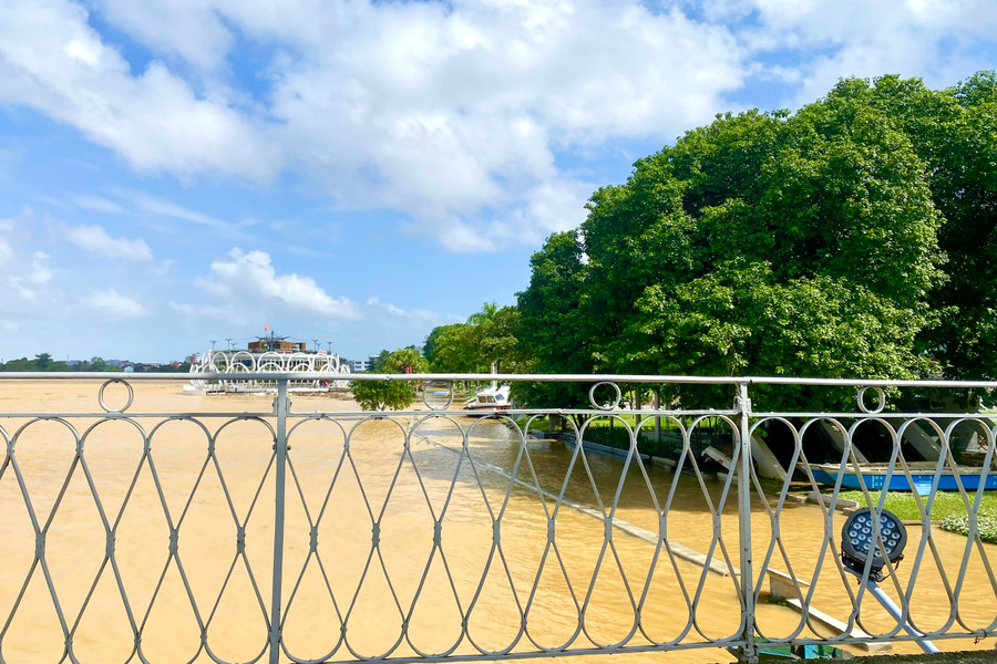 Mực nước sông Hương vẫn còn cao trong sáng 16/11. (Ảnh: Hoàng Hải).