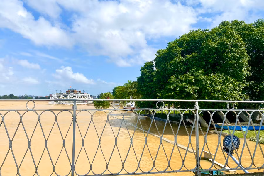 Mực nước sông Hương vẫn còn cao trong sáng 16/11. (Ảnh: Hoàng Hải).