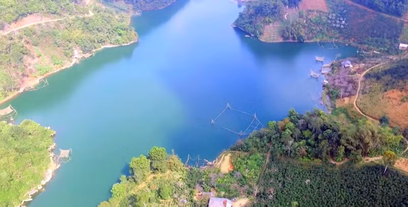 Một góc hồ thủy lợi bản Muông.