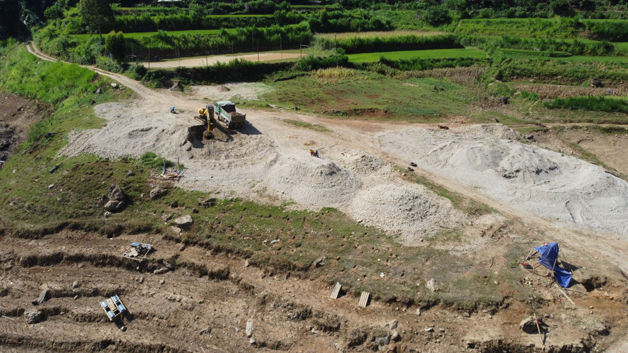 Khai thác cát trái phép diễn ra ngang nhiên tại bản Lọng Cang (xã Ngọc Chiến, huyện Mường La). Khai thác cát trái phép diễn ra ngang nhiên tại bản Lọng Cang (xã Ngọc Chiến, huyện Mường La).