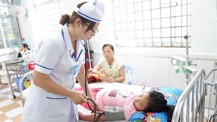 Trẻ sốt xuất huyết được khuyến cáo bù nước và điện giải. 
